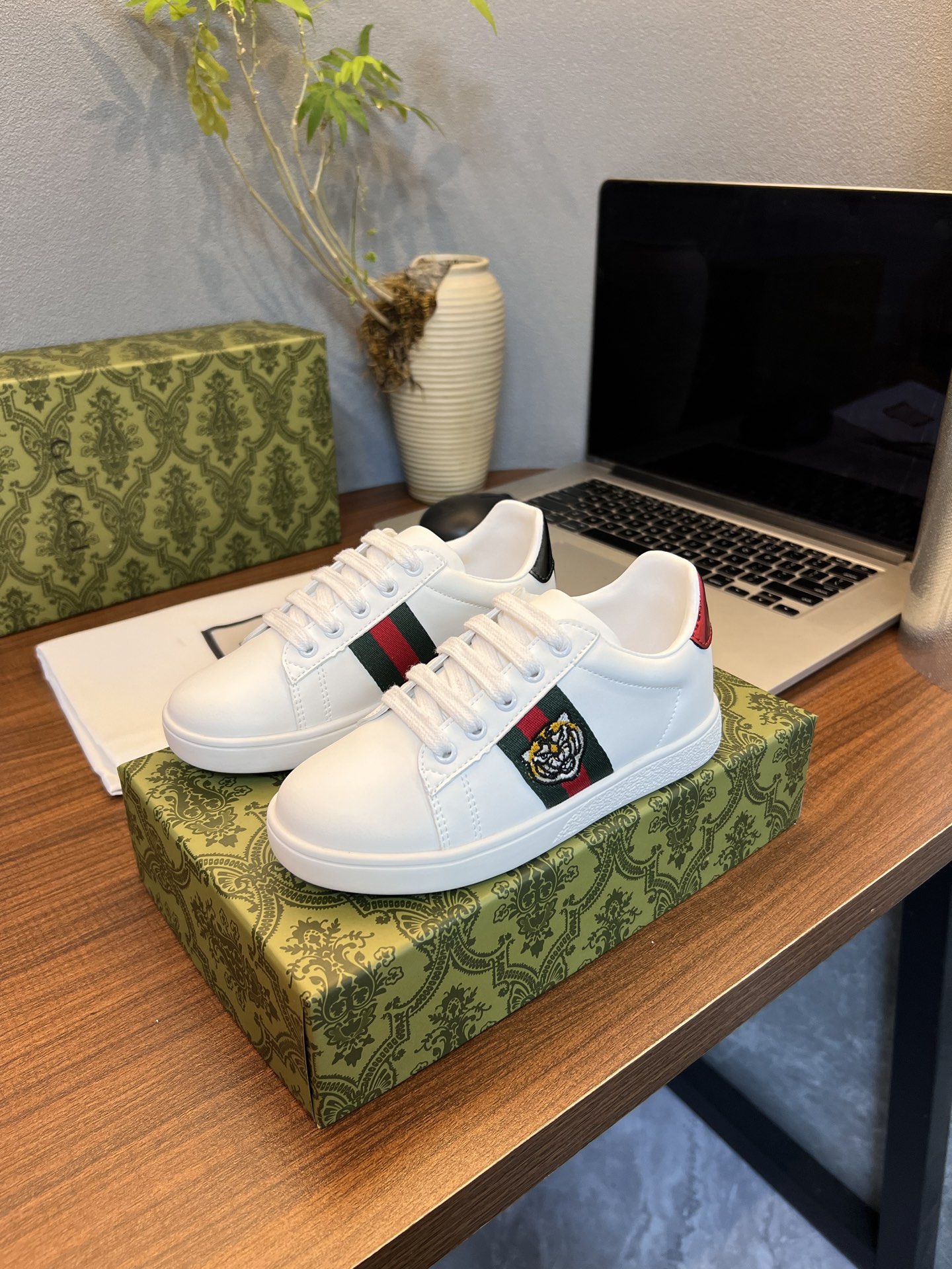Children's shoes child